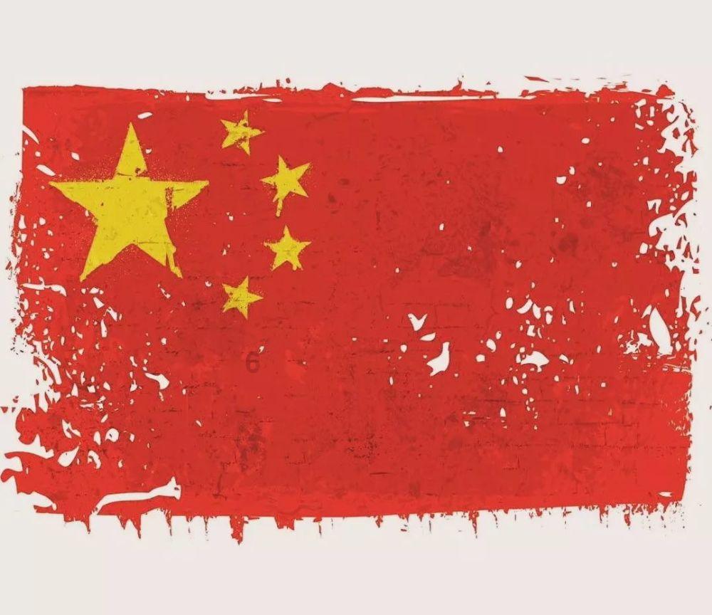 白色背心搭配黑色瑜伽裤，展现出青春洋溢的气息和魅力
